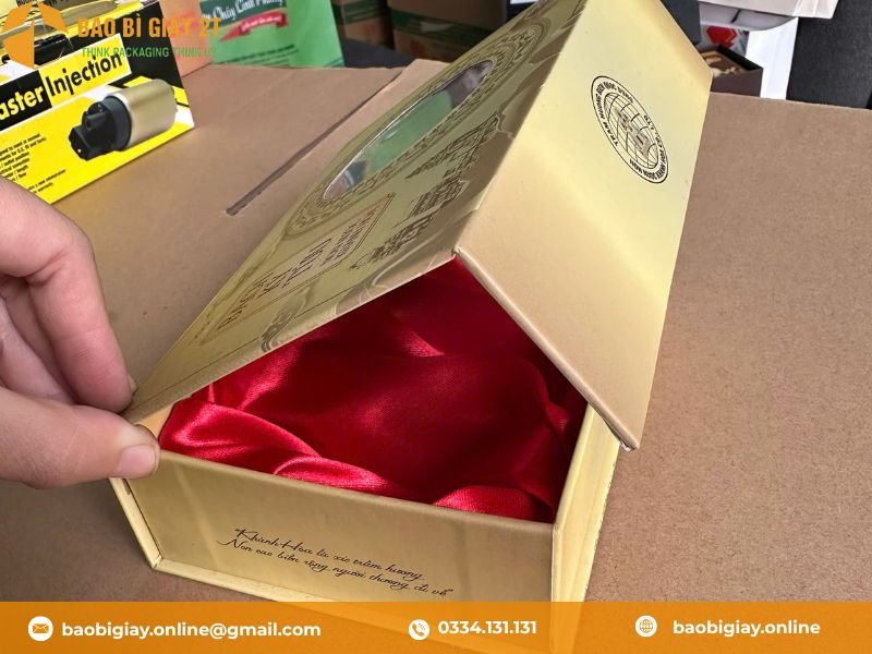 Hộp carton lạnh kèm vải lụa bên trong