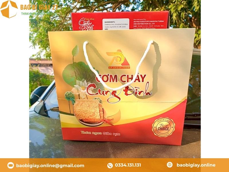 Túi giấy đựng cơm cháy vơi thiết kế đẹp mắt và nhấn mạnh logo nhận diện thương hiệu