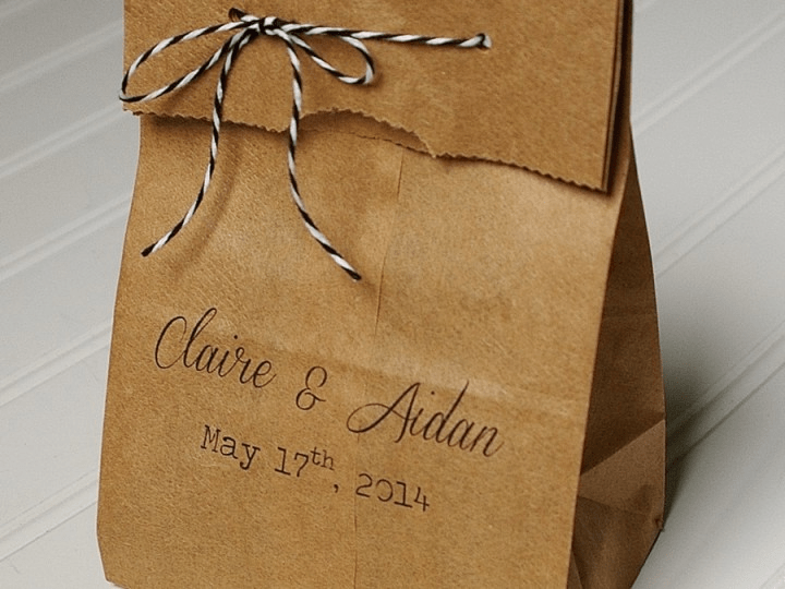 Túi giấy trơn in tên thương hiệu đơn giản cùng với nơ nhỏ trở thành món quà ngọt ngào