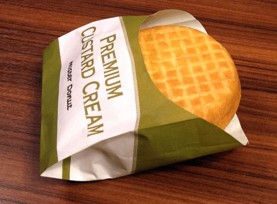 Túi giấy với phần nắp hở để lộ ra chiếc bánh kem custard